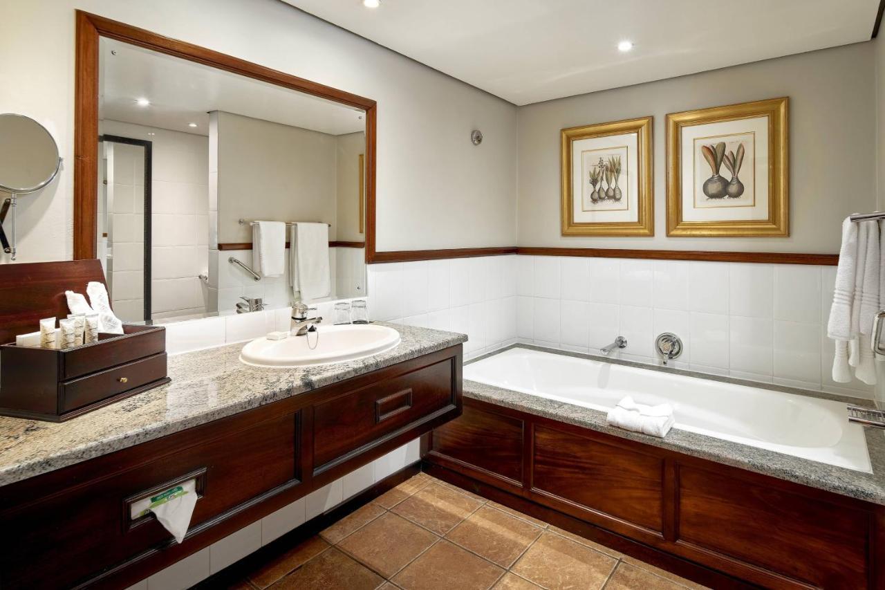 아프리칸 프라이드 이레네 컨트리 로지, 오토그래프 컬렉션® 호텔 켄투리온 외부 사진 A bathroom in a hotel