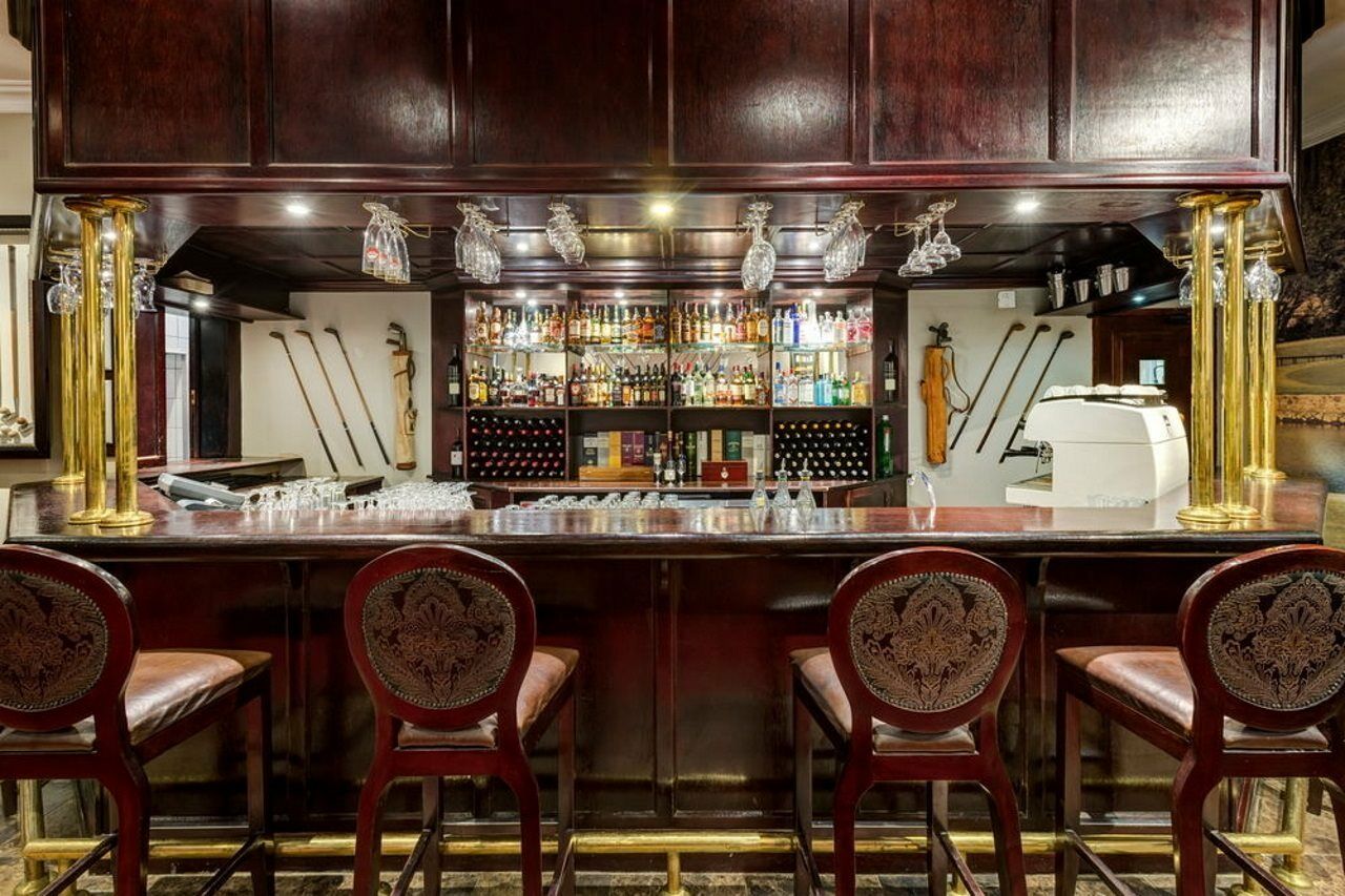 아프리칸 프라이드 이레네 컨트리 로지, 오토그래프 컬렉션® 호텔 켄투리온 외부 사진 The bar at the American Bar